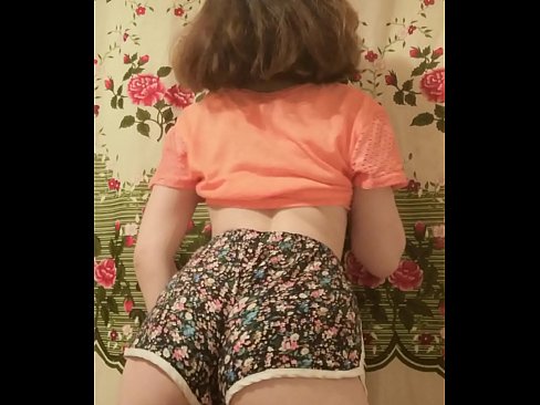 ❤️ Gadis muda seksi menanggalkan celana pendeknya di depan kamera ❤ Porno pada kami